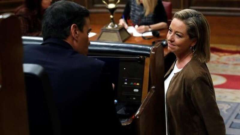 Ana Oramas se dirige a Pedro Sánchez durante el debate de investidura (Foto EFE)